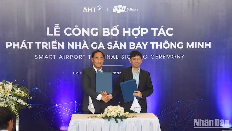 Nhà ga quốc tế Đà Nẵng định hướng phát triển theo mô hình vận hành sân bay thông minh. Quang cảnh lễ ký kết chiều ngày 22/4. (Ảnh: ANH ĐÀO) Nhà ga quốc tế Đà Nẵng định hướng phát triển theo mô hình vận hành sân bay thông minh. Quang cảnh lễ ký kết chiều ngày 22/4. (Ảnh: ANH ĐÀO)