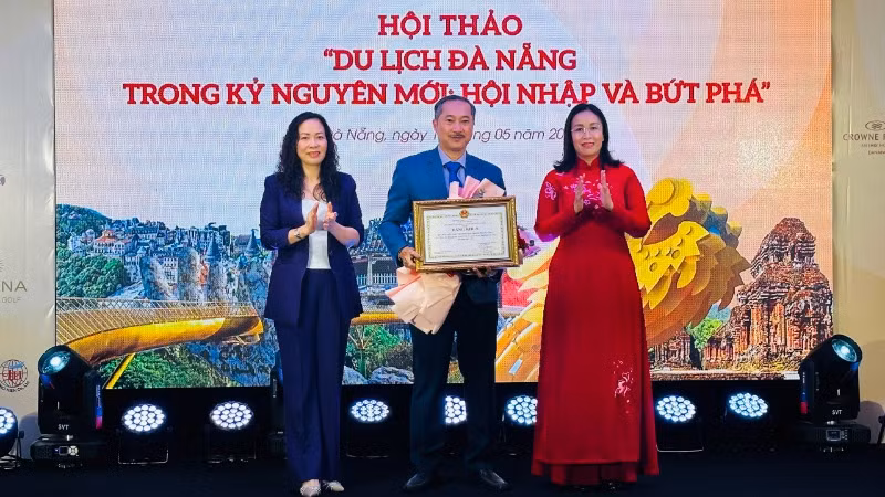 Phó chủ tịch Ủy ban nhân dân thành phố Đà Nẵng Nguyễn Thị Anh Thi và Giám đốc Sở Văn hóa, Thể thao và Du lịch Đà Nẵng trao tặng Bằng khen của Chủ tịch thành phố cho đại diện Quỹ xúc tiến phát triển du lịch thành phố. (Ảnh: ANH ĐÀO)
