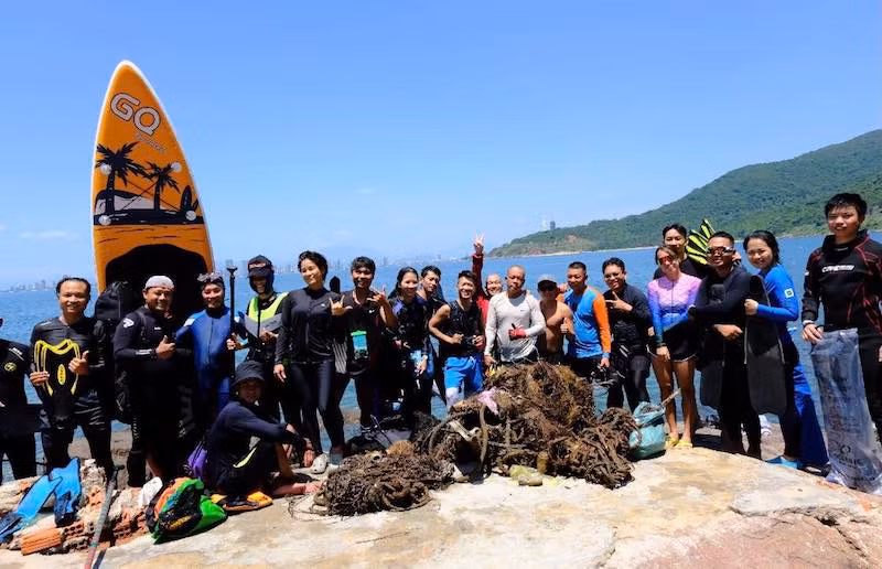 Các tình nguyện viên của nhóm DaNang Free Diving tổ chức hoạt động dọn vệ sinh san hô, thu gom lưới, rác thải nhựa tại khu vực Bãi Nam - bán đảo Sơn Trà, Đà Nẵng ngày 15/8.