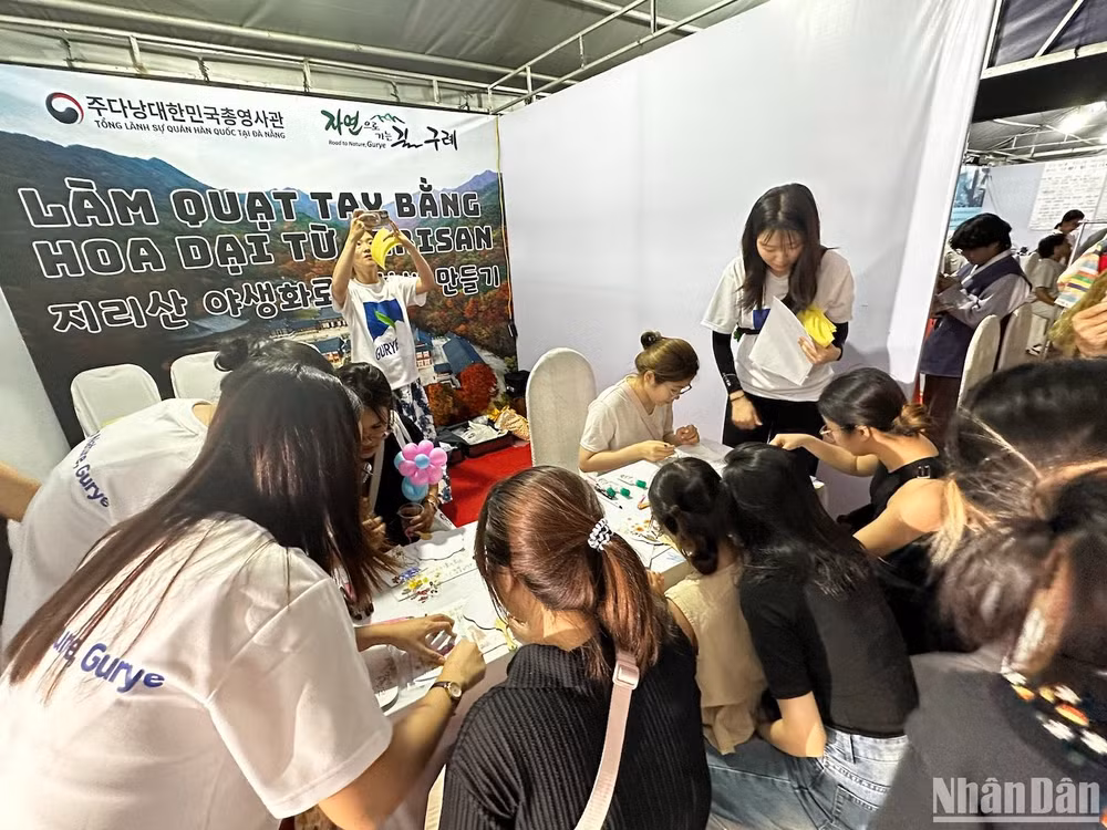 Tại các gian hàng thu hút giới trẻ tham quan, trải nghiệm văn hóa Hàn Quốc. (Ảnh: ANH ĐÀO)