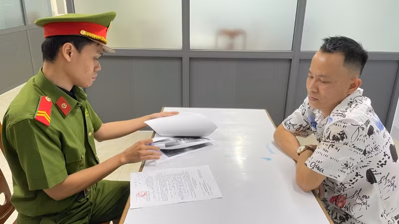Đối tượng tên Nguyễn Trương Anh Tuấn tại cơ quan điều tra. (Ảnh: Công an cung cấp)