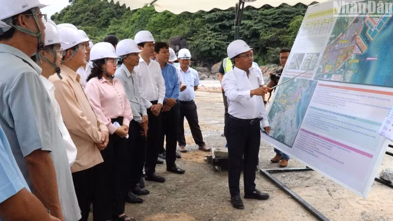 Đoàn công tác Quốc hội kiểm tra tiến độ dự án Cảng Liên Chiểu. (Ảnh: ANH ĐÀO)