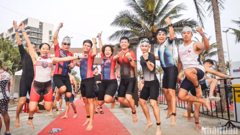 Sự kiện năm nay đánh dấu một cột mốc lịch sử với kỷ niệm 10 năm Ironman hiện diện tại Việt Nam, đồng thời xác lập kỷ lục là giải Ironman 70.3 lớn nhất từng được tổ chức tại khu vực Đông Nam Á. (Ảnh: ANH ĐÀO) Sự kiện năm nay đánh dấu một cột mốc lịch sử với kỷ niệm 10 năm Ironman hiện diện tại Việt Nam, đồng thời xác lập kỷ lục là giải Ironman 70.3 lớn nhất từng được tổ chức tại khu vực Đông Nam Á. (Ảnh: ANH ĐÀO)
