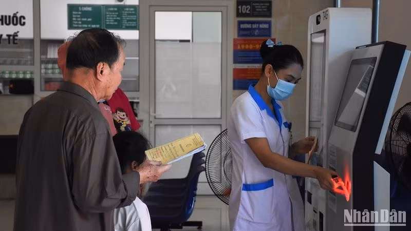 Ứng dụng công nghệ thông tin trong tiếp nhận, khám chữa bệnh tại Trung tâm Y tế quận Sơn Trà, thành phố Đà Nẵng. (Ảnh: ANH ĐÀO)