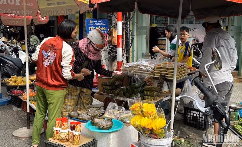 Các loại bánh chưng, bánh tét, bánh tổ đặc trưng của Tết xứ Quảng được nhiều người dân chọn mua sáng 30 Tết tại chợ Đống Đa. (Ảnh: ANH ĐÀO)