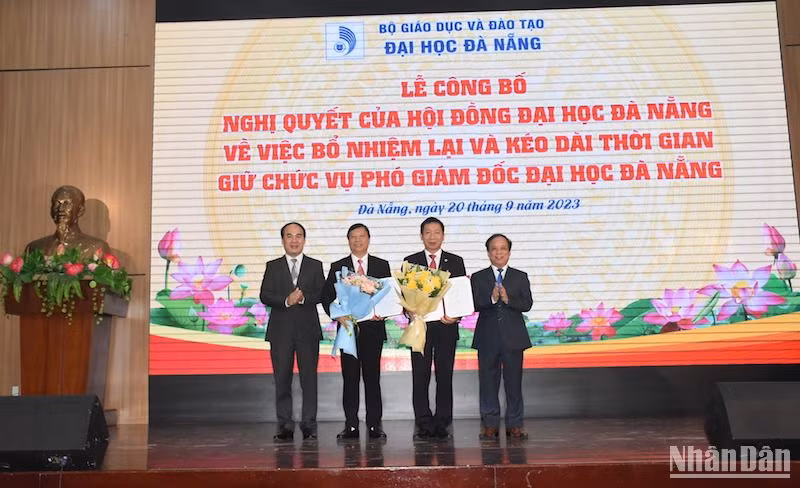 Đại học Đà Nẵng công bố nghị quyết bổ nhiệm lại đối với hai Phó Giám đốc, sáng ngày 20/9. Ảnh ANH ĐÀO
