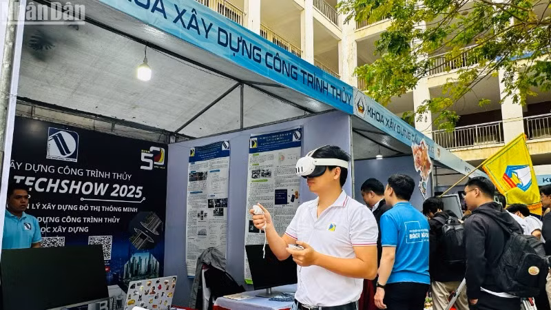 Trải nghiệm thực tế ứng dụng tại BKDN Techshow. (Ảnh: ANH ĐÀO)