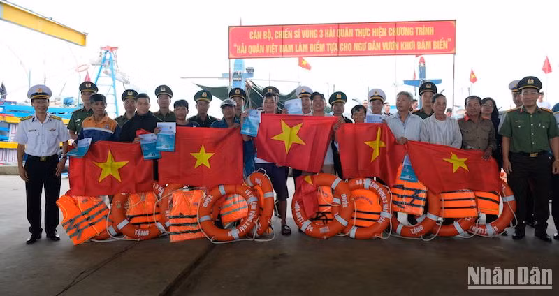 Bộ Tư lệnh Vùng 3 Hải quân tặng quà cho ngư dân miền trung, chiều 15/3. (Ảnh ANH ĐÀO)