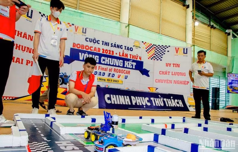 Sinh viên Trường Đại học Công nghệ Thông tin và Truyền thông Việt Hàn - Đại học Đà Nẵng trong Cuộc thi Sáng tạo RoboCar 2023. Ảnh ANH ĐÀO