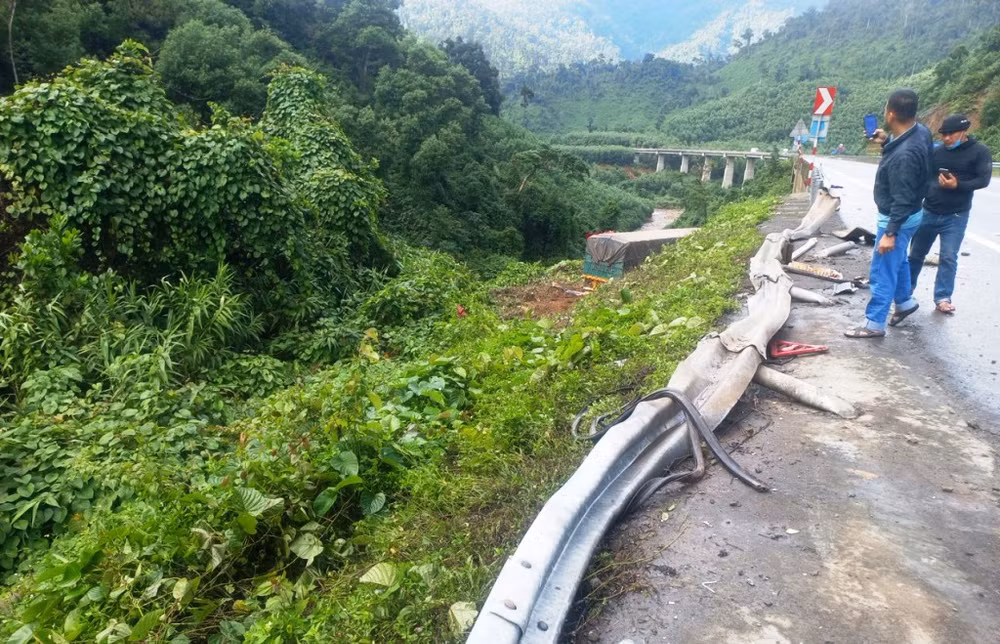 Chiếc xe đâm gãy rào chắn, lao xuống vực, ảnh Công an cung cấp