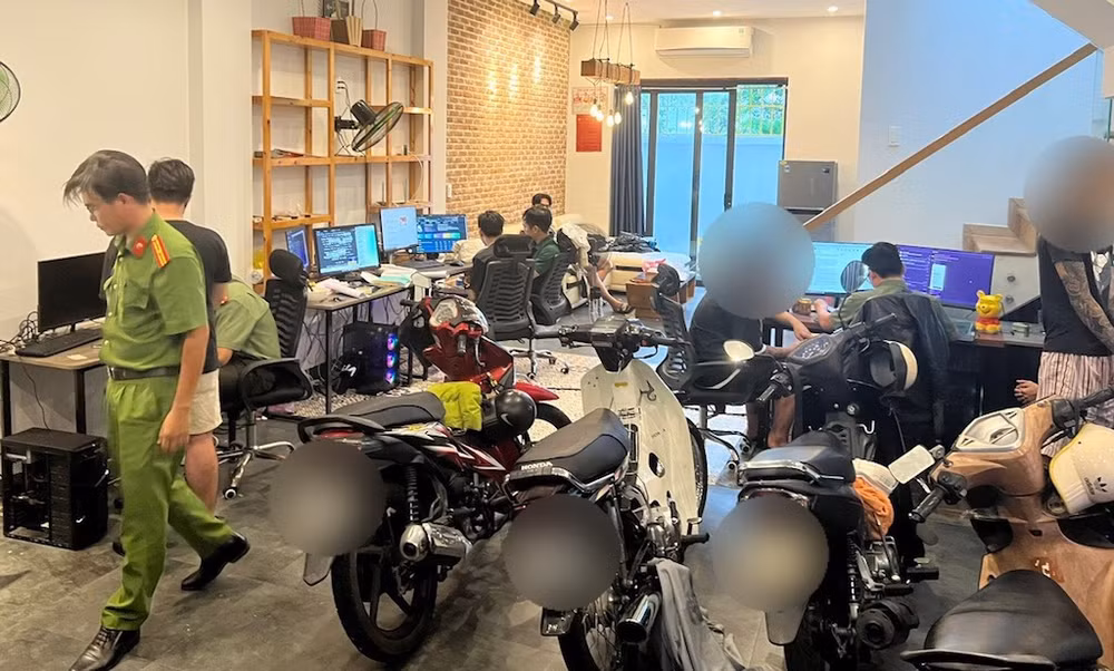Cơ quan chức năng khám xét căn hộ nơi các đối tượng thuê để thực hiện hành vi phạm pháp. (Ảnh Công an cung cấp)
