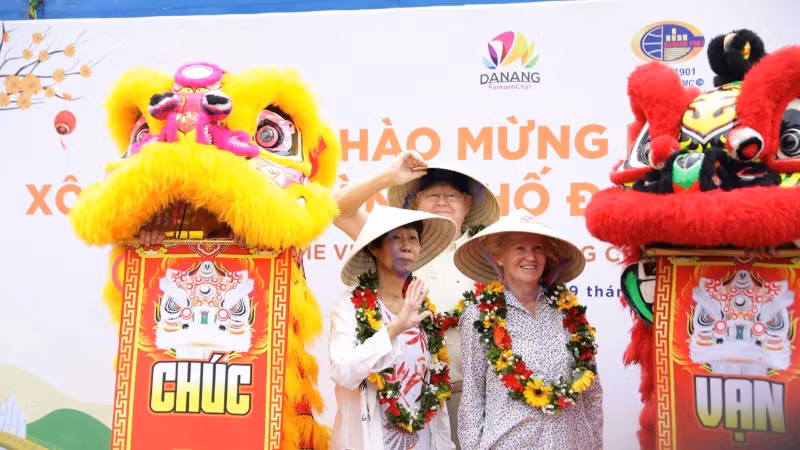 Những du khách đến từ Mỹ, Anh xông đất ngành du lịch Đà Nẵng ngày Mùng 1 Tết Nguyên đán Ất Tỵ 2025. (Ảnh: ANH ĐÀO)