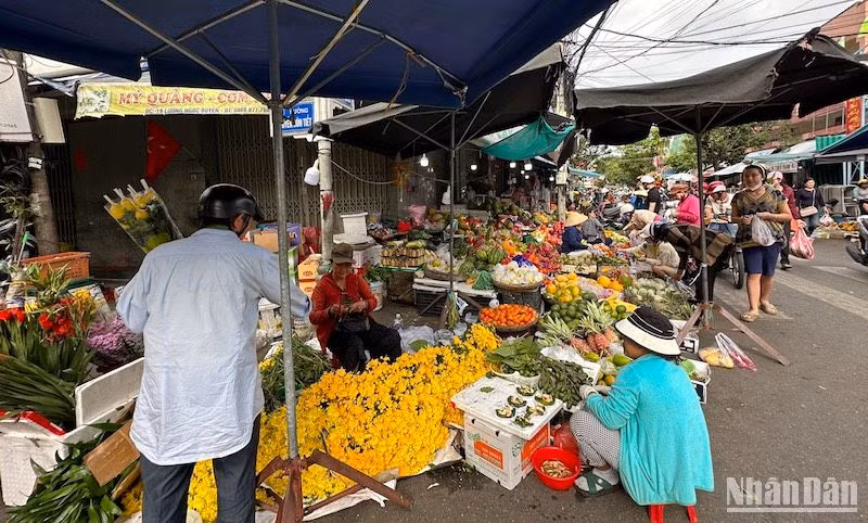 Các mặt hàng trái cây, hoa được bày bán phong phú tại chợ Đống Đa, quận Hải Châu sáng 30 Tết. (Ảnh: ANH ĐÀO)