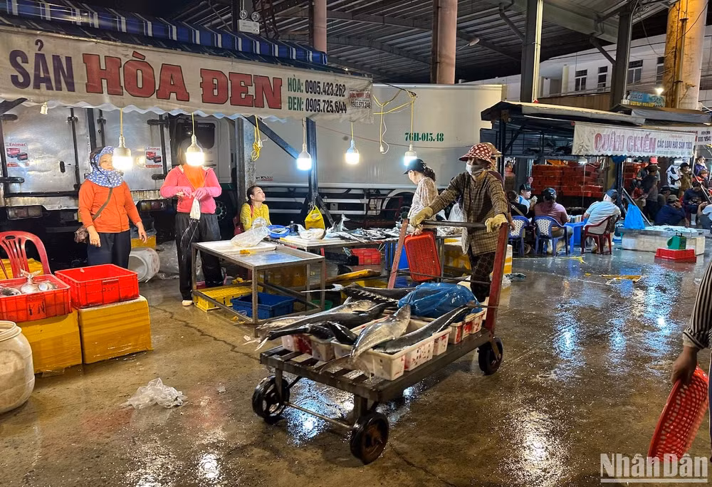 Đến khoảng 5 giờ sáng, Cảng cá Thọ Quang bắt đầu vãn khách, các tiểu thương nhanh chóng vận chuyển cá ra khỏi chợ và tiếp tục đưa về các chợ. (Ảnh ANH ĐÀO)