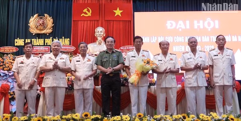 Thiếu tướng Vũ Xuân Viên - Ủy viên Ban Thường vụ Thành ủy, Bí thư Đảng ủy, Giám đốc Công an thành phố Đà Nẵng tặng hoa chúc mừng Ban Chấp hành Hội Cựu Công an nhân dân thành phố Đà Nẵng. (Ảnh: ANH ĐÀO)