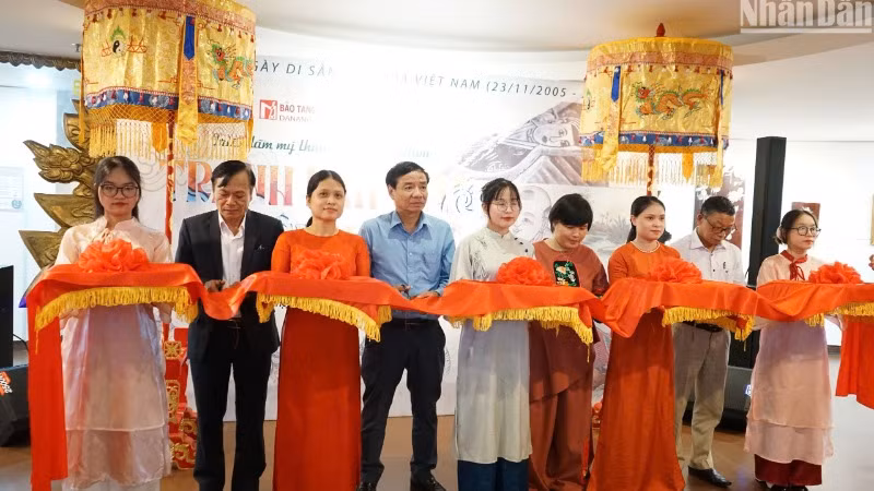 Các đại biểu cắt băng khai mạc triển lãm mỹ thuật "Tranh dân gian Việt Nam" tại Bảo tàng Mỹ thuật Đà Nẵng. (Ảnh: ANH ĐÀO)