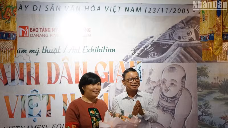 Tiến sỹ Nguyễn Thị Thu Hòa nhận hoa cảm ơn từ Giám đốc Bảo tàng Mỹ thuật Đà Nẵng Hà Thanh Vân. (Ảnh: ANH ĐÀO) Tiến sỹ Nguyễn Thị Thu Hòa nhận hoa cảm ơn từ Giám đốc Bảo tàng Mỹ thuật Đà Nẵng Hà Thanh Vân. (Ảnh: ANH ĐÀO)