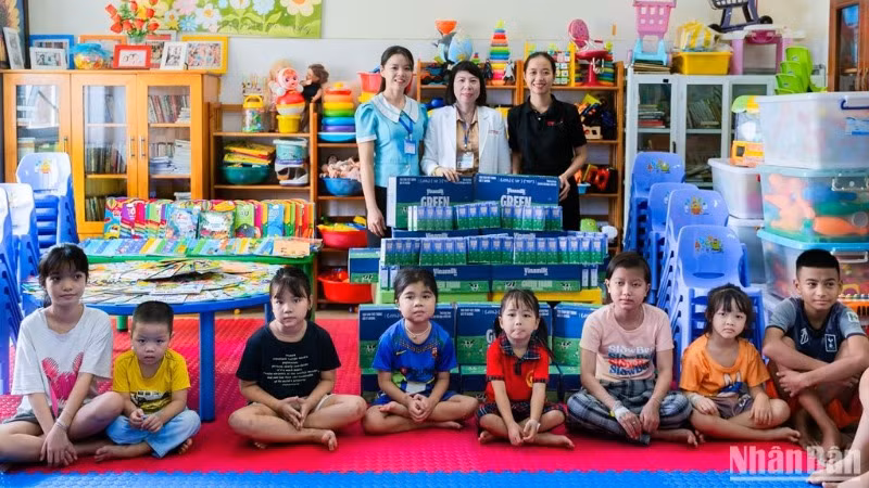 Tổ chức Lifestart Foundation trao tặng sữa cho các em bệnh nhi đang điều trị tại Bệnh viện Phụ sản-Nhi Đà Nẵng. (Ảnh: ANH ĐÀO) Tổ chức Lifestart Foundation trao tặng sữa cho các em bệnh nhi đang điều trị tại Bệnh viện Phụ sản-Nhi Đà Nẵng. (Ảnh: ANH ĐÀO)