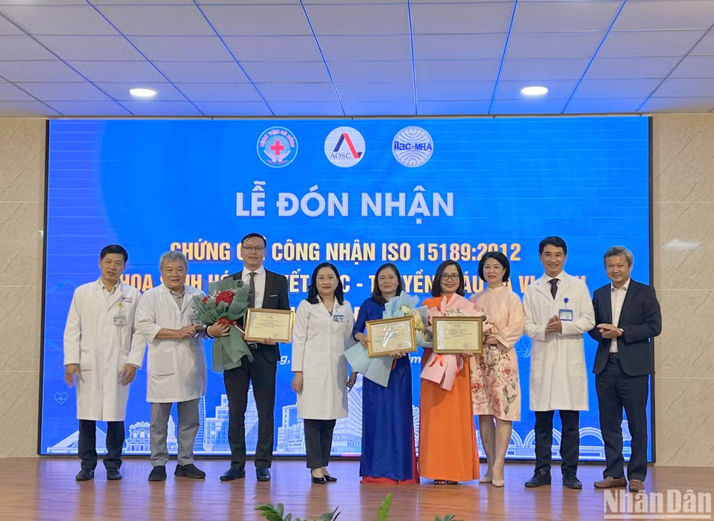 Ban giám đốc Bệnh viện Đà Nẵng chúc mừng các Khoa xét nghiệm đạt chuẩn ISO 15189:2012. Ban giám đốc Bệnh viện Đà Nẵng chúc mừng các Khoa xét nghiệm đạt chuẩn ISO 15189:2012.