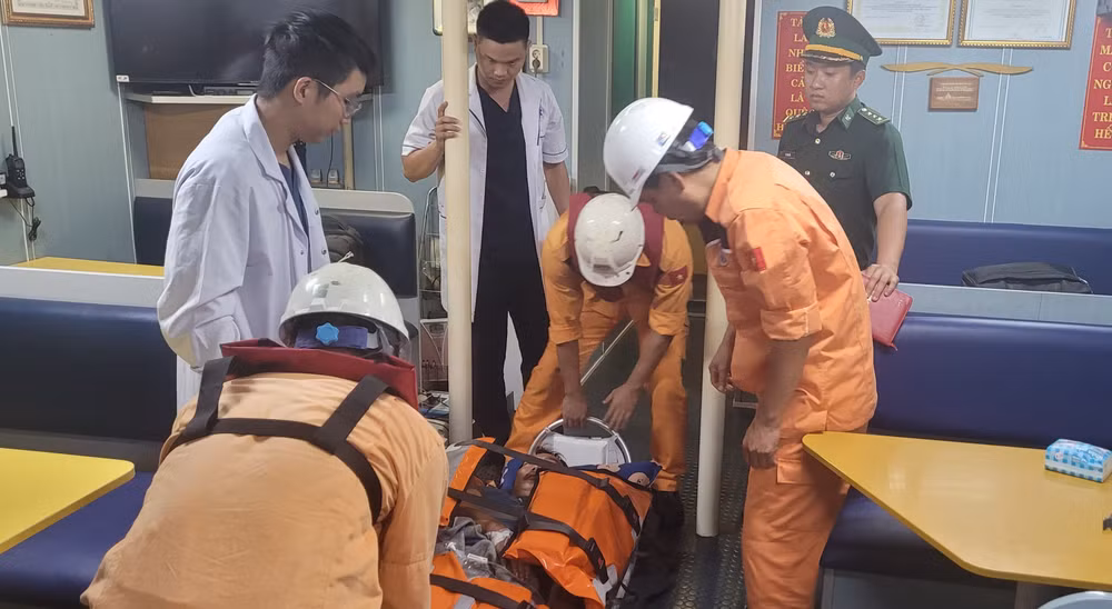 Ngư dân Đỗ Văn Hiền được đưa về đất liền an toàn, chuyển đến bệnh viện tiếp tục điều trị. Ảnh Trung tâm II.