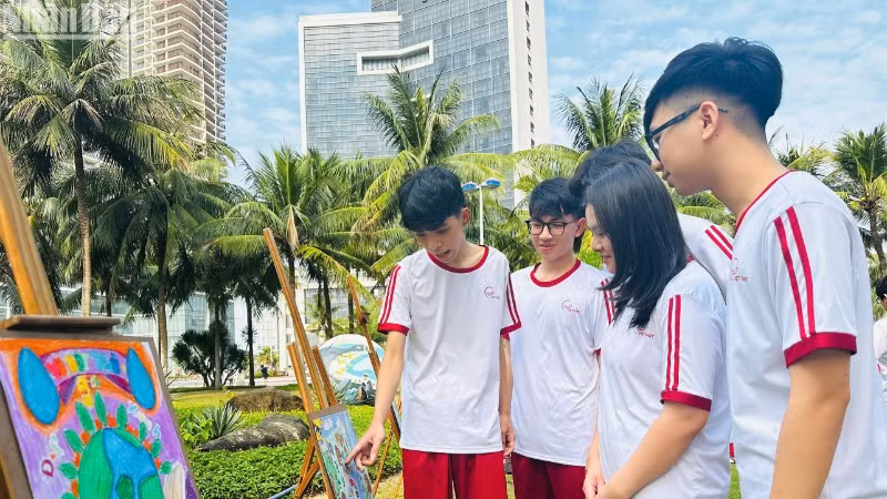 Học sinh Đà Nẵng tham quan khu vực trưng bày tranh tự vẽ theo nghệ thuật sắp đặt với chủ đề: Em yêu thành phố Đà Nẵng, tuyên truyền bảo vệ môi trường, tác hại của hạt vi nhựa đối với môi trường đại dương. (Ảnh: ANH ĐÀO)