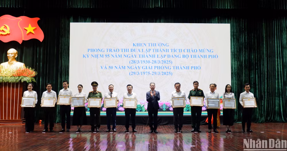 Tại chương trình, Ban Thường vụ Thành ủy Đà Nẵng, Chủ tịch Ủy ban nhân dân thành phố Đà Nẵng trao tặng bằng khen cho nhiều tập thể, cá nhân có thành tích xuất sắc trong việc thực hiện Chỉ thị Chỉ thị số 34-CT/TU và có nhiều đóng góp trong các đợt kỷ niệm lớn của Đà Nẵng vừa qua. (Ảnh: ANH ĐÀO) Tại chương trình, Ban Thường vụ Thành ủy Đà Nẵng, Chủ tịch Ủy ban nhân dân thành phố Đà Nẵng trao tặng bằng khen cho nhiều tập thể, cá nhân có thành tích xuất sắc trong việc thực hiện Chỉ thị Chỉ thị số 34-CT/TU và có nhiều đóng góp trong các đợt kỷ niệm lớn của Đà Nẵng vừa qua. (Ảnh: ANH ĐÀO)