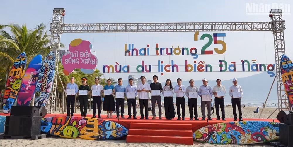 Thành phố Đà Nẵng tri ân các tổ chức, cá nhân, doanh nghiệp đồng hành, hỗ trợ thành phố trong chiến dịch trồng dừa phủ xanh các bãi biển. (Ảnh: ANH ĐÀO) Thành phố Đà Nẵng tri ân các tổ chức, cá nhân, doanh nghiệp đồng hành, hỗ trợ thành phố trong chiến dịch trồng dừa phủ xanh các bãi biển. (Ảnh: ANH ĐÀO)