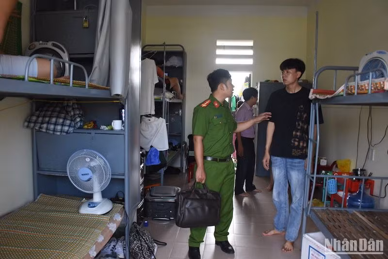 Lực lượng chức năng nhắc nhở sinh viên về công tác bảo đảm phòng cháy chữa tại tại ký túc xá Trường Đại học Sư phạm kỹ thuật - Đại học Đà Nẵng. (Ảnh: ANH ĐÀO)