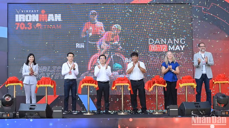 Các đại biểu cắt băng khai mạc Giải ba môn phối hợp IRONMAN 70.3 lớn nhất Đông Nam Á, sáng ngày 10/5 tại Đà Nẵng. (Ảnh: ANH ĐÀO)
