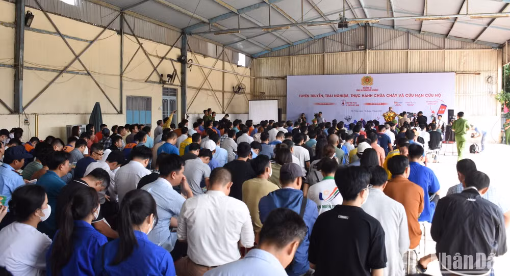 Hàng trăm người dân tham gia chương trình sáng ngày 7/10. Ảnh ANH ĐÀO Hàng trăm người dân tham gia chương trình sáng ngày 7/10. Ảnh ANH ĐÀO