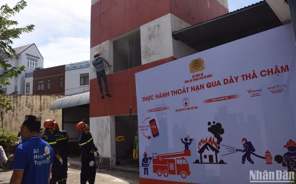 Kỹ năng sử dụng dây, leo dây không có dụng cụ khi thoát khỏi đám cháy. Ảnh ANH ĐÀO Kỹ năng sử dụng dây, leo dây không có dụng cụ khi thoát khỏi đám cháy. Ảnh ANH ĐÀO