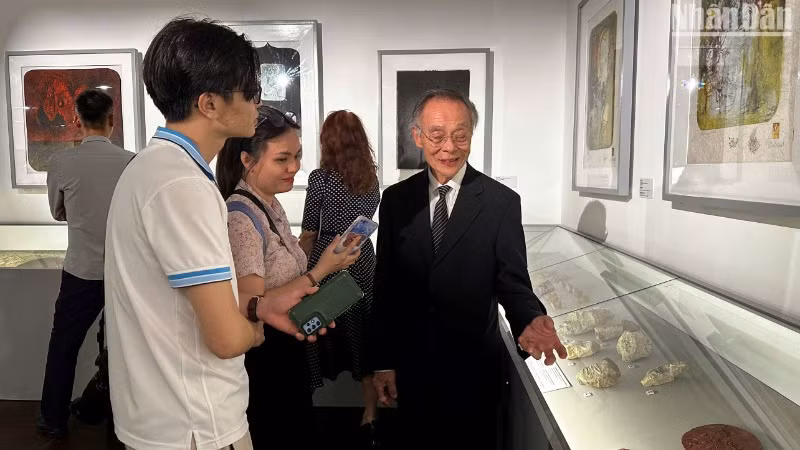 Ông Lê Tất Luyện trao đổi với các phóng viên về bộ sưu tập các dụng cụ chế tác của họa sĩ Lê Bá Đảng. (Ảnh: ANH ĐÀO) Ông Lê Tất Luyện trao đổi với các phóng viên về bộ sưu tập các dụng cụ chế tác của họa sĩ Lê Bá Đảng. (Ảnh: ANH ĐÀO)