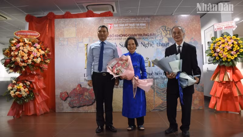 Phó Chủ tịch Thường trực Ủy ban nhân dân thành phố Đà Nẵng tặng hoa, cảm ơn ông bà Lê Tất Luyện-Thụy Khuê đã trao tặng Đà Nẵng bộ sưu tập nghệ thuật Lê Bá Đảng. (Ảnh: ANH ĐÀO)