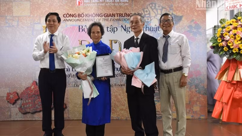 Ông Phạm Tấn Xử, Giám đốc Sở Văn hóa, thể thao thành phố Đà Nẵng và ông Hà Thanh Vân, Giám đốc Bảo tàng Mỹ thuật Đà Nẵng tặng hoa, bằng chứng nhận tri ân vợ chồng ông bà bà Lê Tất Luyện-Thụy Khuê. (Ảnh: ANH ĐÀO) Ông Phạm Tấn Xử, Giám đốc Sở Văn hóa, thể thao thành phố Đà Nẵng và ông Hà Thanh Vân, Giám đốc Bảo tàng Mỹ thuật Đà Nẵng tặng hoa, bằng chứng nhận tri ân vợ chồng ông bà bà Lê Tất Luyện-Thụy Khuê. (Ảnh: ANH ĐÀO)