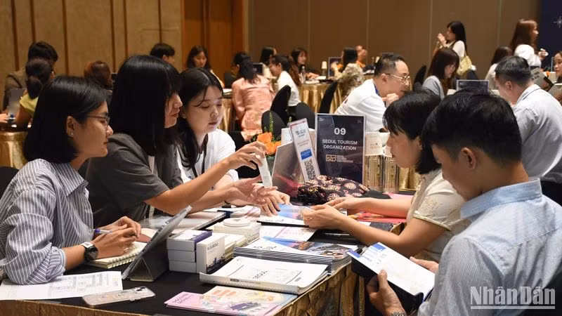 Hơn 150 cơ quan đại diện tại Việt Nam gồm các cơ quan ban, ngành, các hãng hàng không, công ty du lịch, lữ hành tham gia sự kiện. (Ảnh ANH ĐÀO)