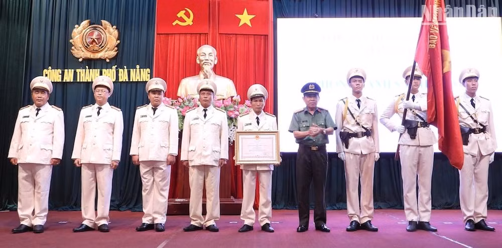 Thừa ủy quyền của Chủ tịch nước, Đại tá Trần Đình Liên, Phó Giám đốc Công an thành phố Đà Nẵng trao Huân chương Chiến công hạng Ba cho Phòng Cảnh sát hình sự. (Ảnh: ANH ĐÀO)