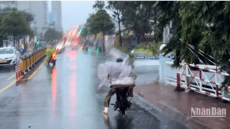 Người dân chật vật ra đường lúc sáng sớm. (Ảnh: ANH ĐÀO) Người dân chật vật ra đường lúc sáng sớm. (Ảnh: ANH ĐÀO)