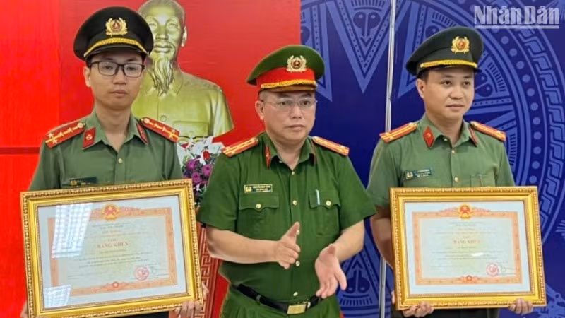 Các cá nhân vinh dự nhận Bằng khen Thủ tướng Chính phủ. (Ảnh: ANH ĐÀO)