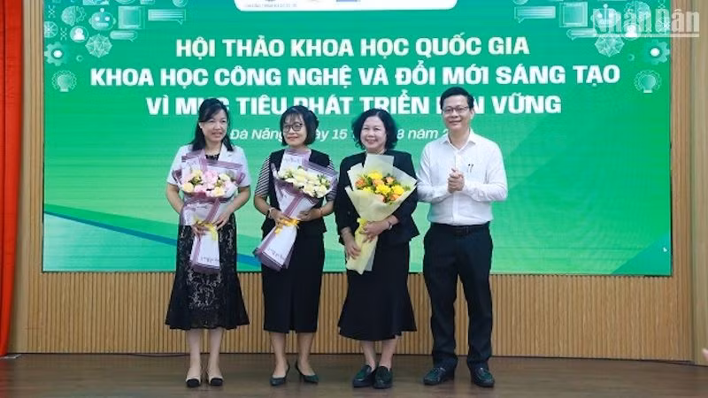 Ban tổ chức tặng hoa cảm ơn các diễn giả trình bày tham luận chính tại hội thảo. (Ảnh: ANH ĐÀO)