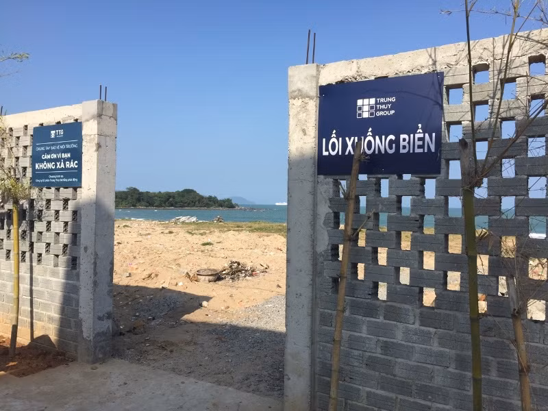 Lối xuống biển của Dự án Khu du lịch sinh thái Nam Ô, nhìn ra ghềnh Nam Ô.