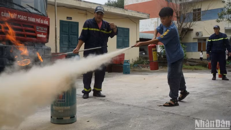 Học sinh Trường trung học cơ sở-trung học phổ thông Nguyễn Khuyến, quận Cẩm Lệ, thành phố Đà Nẵng tìm hiểu về kỹ năng phòng cháy chữa cháy, cứu nạn cứu hộ tại Cảnh sát phòng cháy chữa cháy, cứu nạn cứu hộ Công an thành phố Đà Nẵng. (Ảnh: ANH ĐÀO) Học sinh Trường trung học cơ sở-trung học phổ thông Nguyễn Khuyến, quận Cẩm Lệ, thành phố Đà Nẵng tìm hiểu về kỹ năng phòng cháy chữa cháy, cứu nạn cứu hộ tại Cảnh sát phòng cháy chữa cháy, cứu nạn cứu hộ Công an thành phố Đà Nẵng. (Ảnh: ANH ĐÀO)