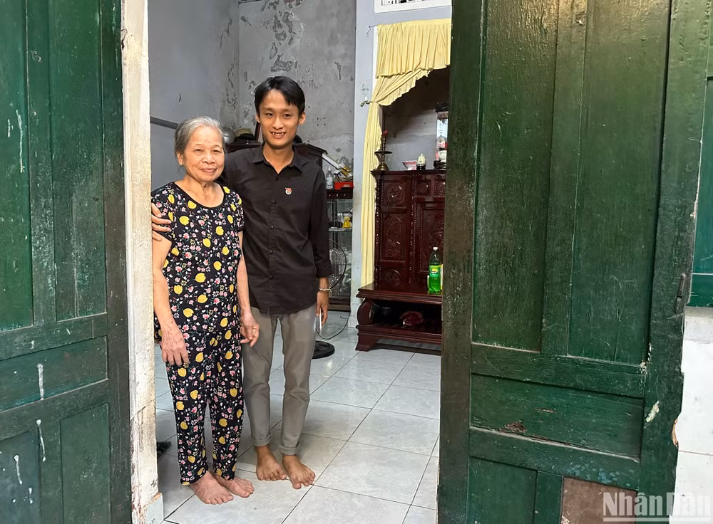 Ngôi nhà đơn sơ của bà Nguyễn Thị Thí nằm bình yên trong một hẻm nhỏ trên đường Đinh Tiên Hoàng. Ảnh: ANH ĐÀO Ngôi nhà đơn sơ của bà Nguyễn Thị Thí nằm bình yên trong một hẻm nhỏ trên đường Đinh Tiên Hoàng. Ảnh: ANH ĐÀO