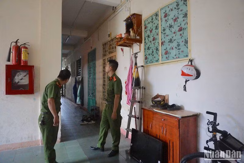 Đà Nẵng đồng loạt ra quân kiểm tra an toàn cháy nổ tại các khu chung cư, nhà cho thuê, nhà tập thể... (Ảnh: ANH ĐÀO)