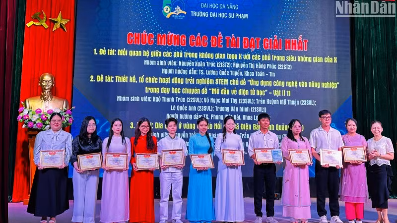 Trường đại học Sư Phạm-Đại học Đà Nẵng vinh danh các nhóm sinh viên đạt giải trong Cuộc thi “Sinh viên Khởi nghiệp-Dẫn lối tương lai 2025”. (Ảnh: ANH ĐÀO)