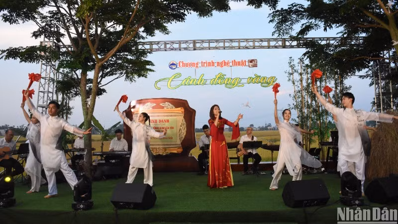Ca sĩ Hồng Minh và tốp múa với ca khúc Thương ca Tiếng Việt, Nhạc: Đức Trí, Lời: Hà Quang Minh. (Ảnh: ANH ĐÀO) Ca sĩ Hồng Minh và tốp múa với ca khúc Thương ca Tiếng Việt, Nhạc: Đức Trí, Lời: Hà Quang Minh. (Ảnh: ANH ĐÀO)