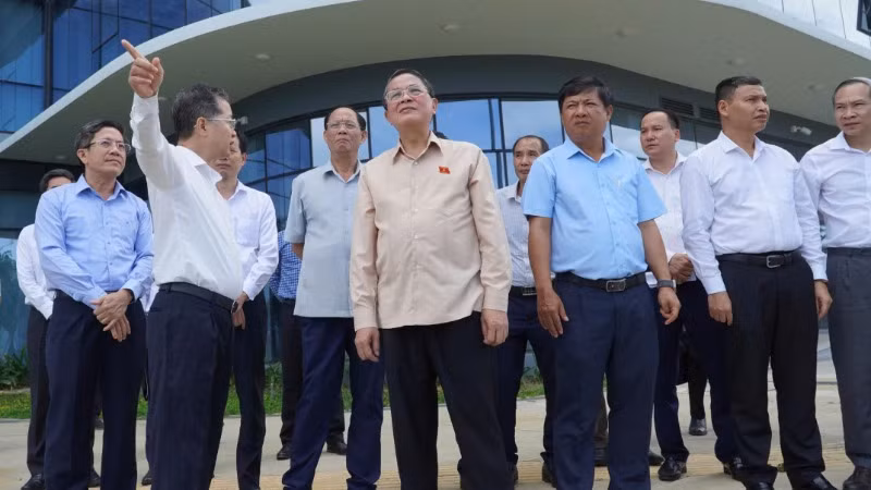 Đoàn công tác Quốc hội kiểm tra tại Khu công viên phần mềm Đà Nẵng số 2. (Ảnh: ANH ĐÀO)
