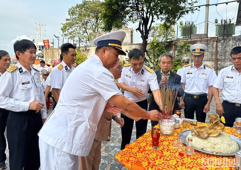 Các cựu binh hải quân Đà Nẵng và gia đình liệt sĩ Gạc Ma thắp hương tri ân các anh hùng, liệt sĩ Sự kiện Gạc Ma. (Ảnh: ANH ĐÀO)