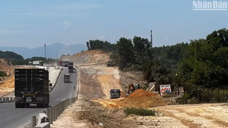 Khan hiếm cát, vật liệu xây dựng ảnh hưởng đến tiến độ các công trình, dự án trọng điểm của thành phố Đà Nẵng. Trong ảnh là Cao tốc Hòa Liên-Túy Loan đang thi công. (Ảnh: ANH ĐÀO)