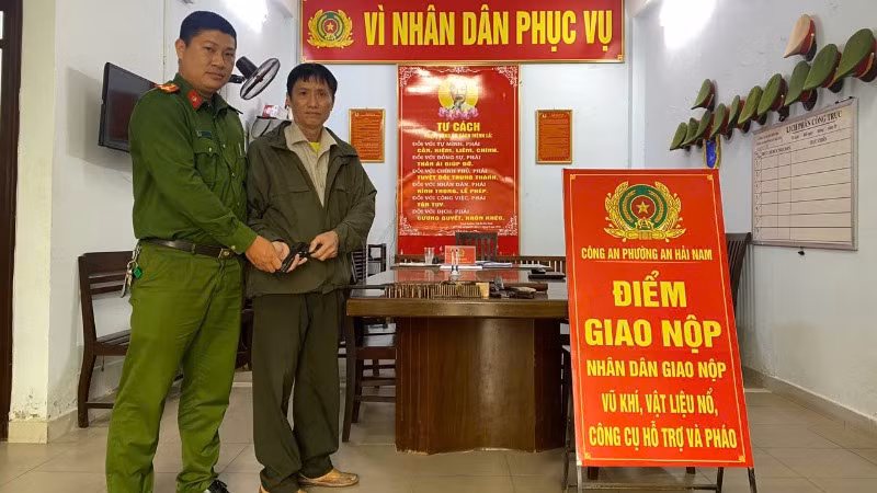 Trần Minh Phước (63 tuổi, trú phường An Hải Nam, quận Sơn Trà, thành phố Đà Nẵng) giao nộp các hiện vật và vật kỷ niệm của bố mình từng giữ làm kỷ niệm sau khi đi bộ đội về. (Ảnh: Công an cung cấp)