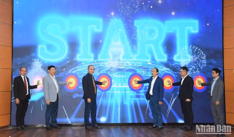 Các đại biểu nhấn nút khai trương Phòng Lab thực nghiệm và nghiên cứu công nghệ mới dành cho sinh viên Đà Nẵng tại trường Đại học VKU. (Ảnh: ANH ĐÀO)